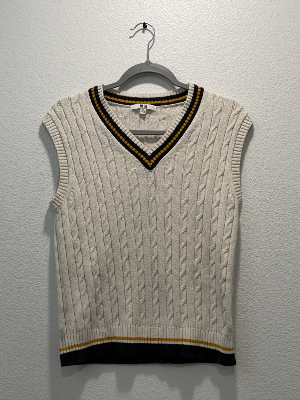 Uniqlo Pullover Cable Knit V Neck Ivory Vest Size XS